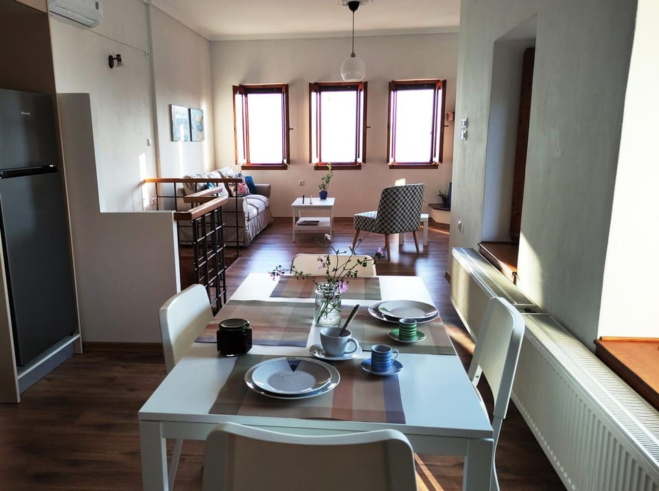 Kitchen or kitchenette, Seating area, Dining area