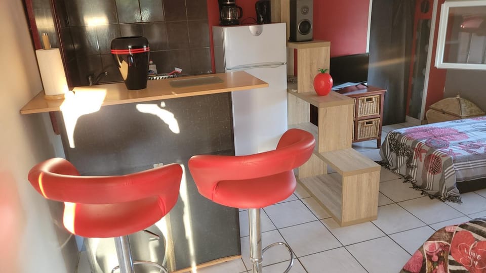 Bed, TV and multimedia, Kitchen or kitchenette, Photo of the whole room, Dining area, oven
