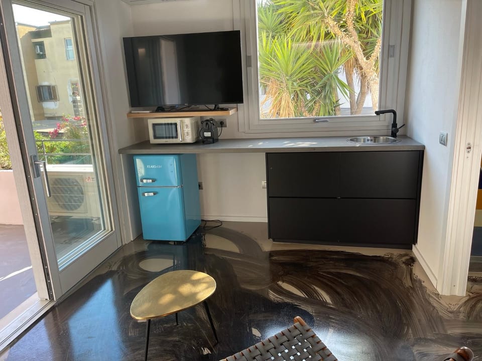 Communal lounge/ TV room, TV and multimedia, Living room, Dining area