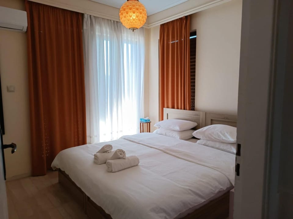 Bed, Bedroom, towels