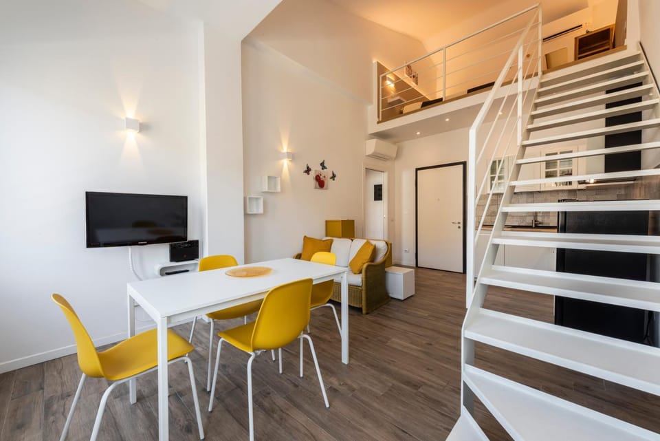 TV and multimedia, Living room, Seating area, Dining area