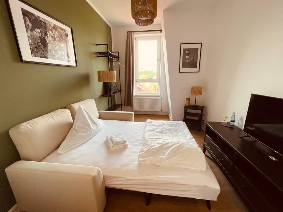 TV and multimedia, Photo of the whole room, Bedroom