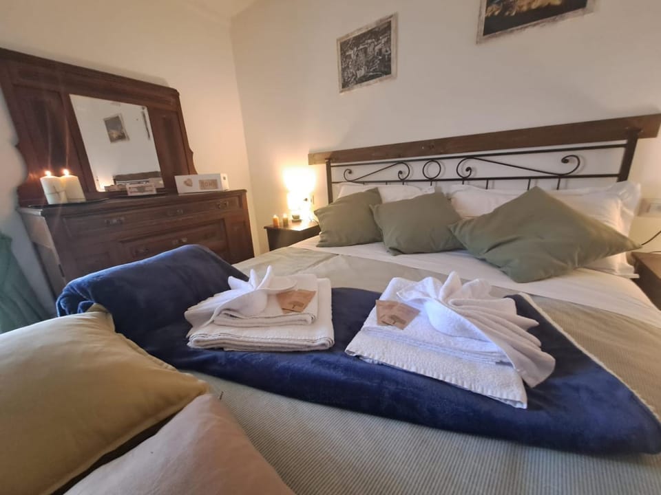 Bed, Bedroom, towels