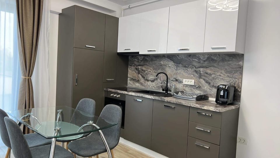 Coffee/tea facilities, Kitchen or kitchenette, Dining area, oven, stove