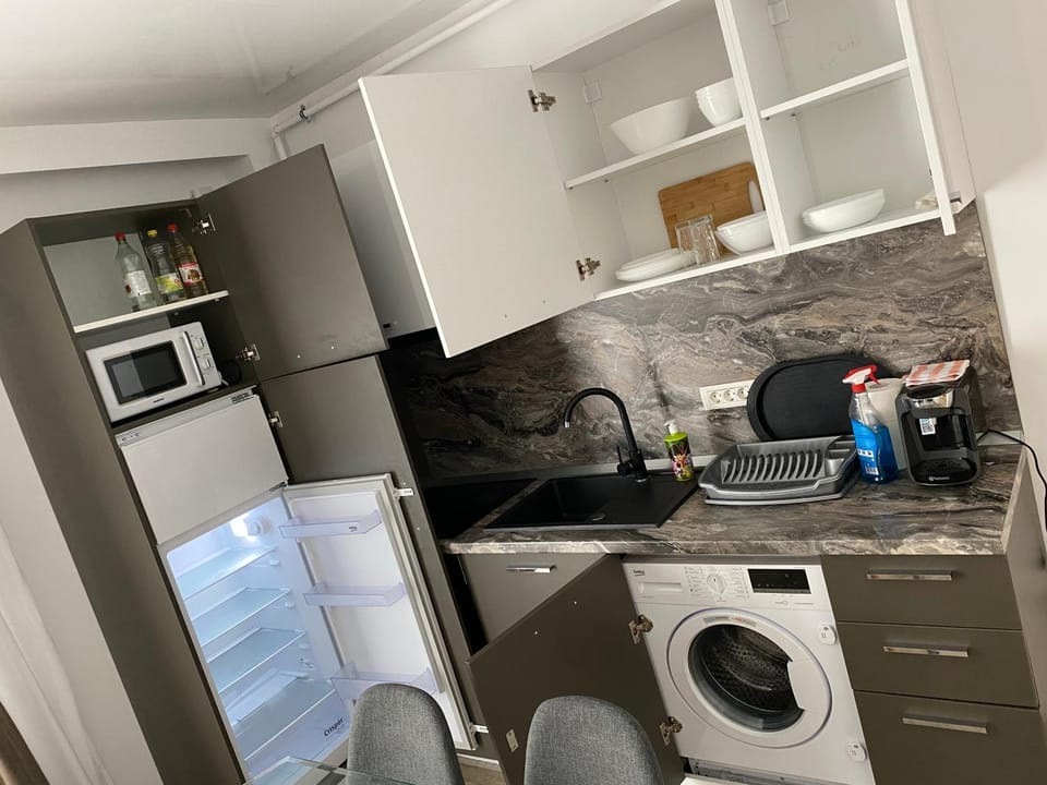 Kitchen or kitchenette, washing machine