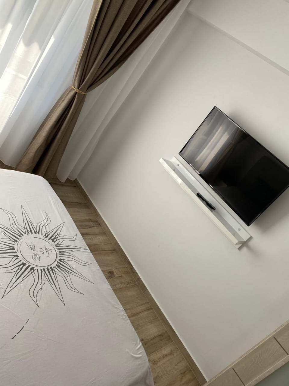 Bed, TV and multimedia, Bedroom