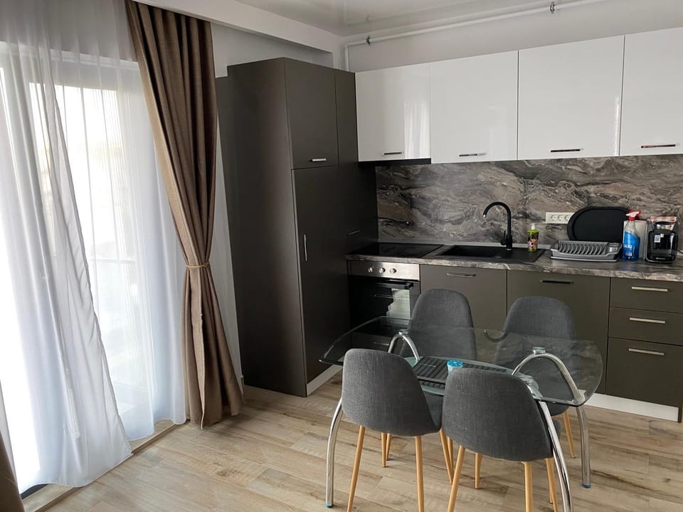 Coffee/tea facilities, Kitchen or kitchenette, Dining area, stove
