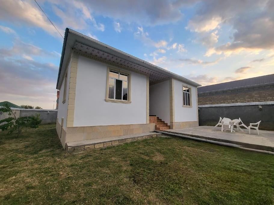 Property building, Day, Natural landscape, Garden, Mountain view