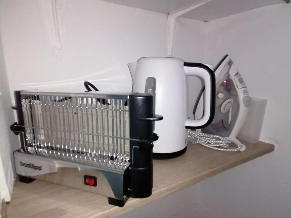 Coffee/tea facilities, furniture, toaster