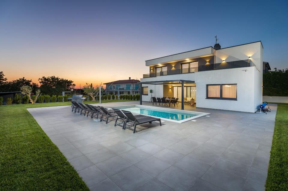 Garden, Garden view, Pool view, Swimming pool, sunbed
