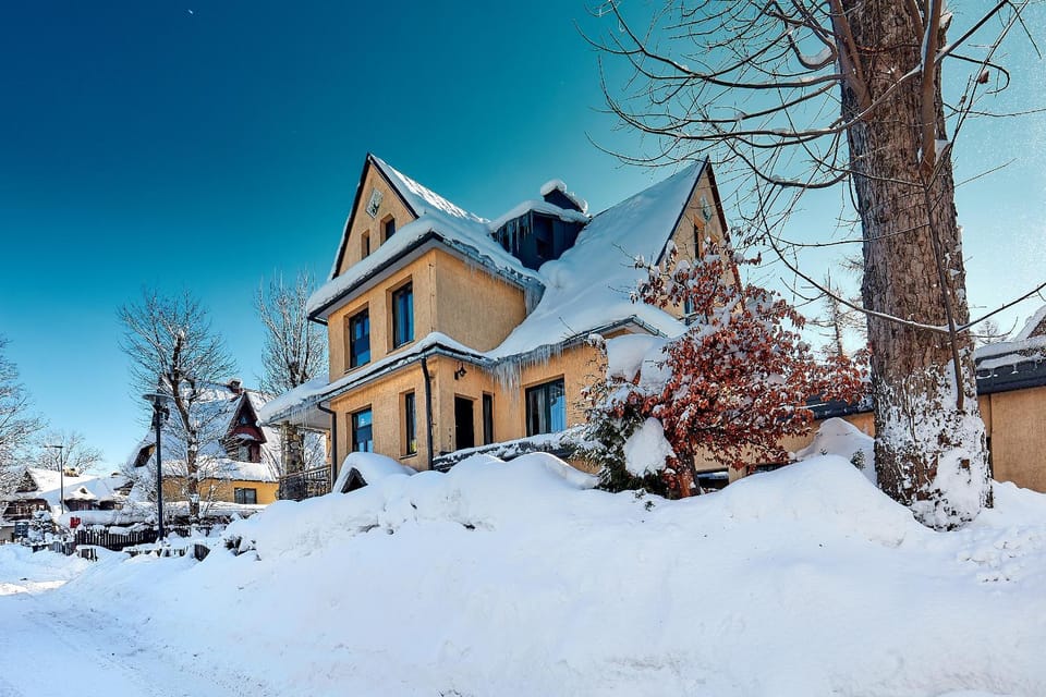 Facade/entrance, Day, Winter, Street view