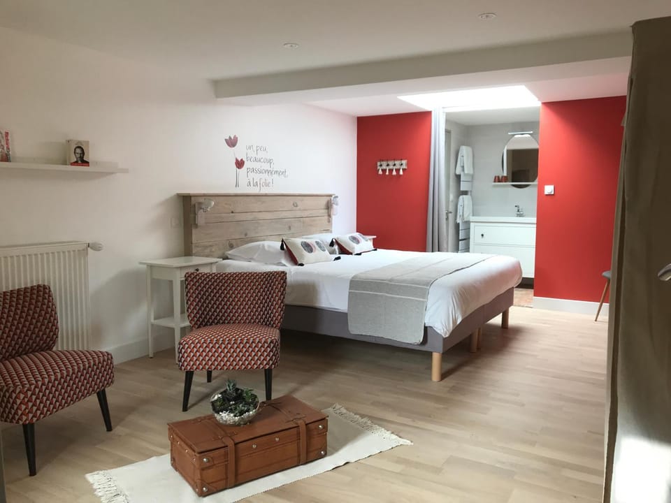 Photo of the whole room, Bedroom