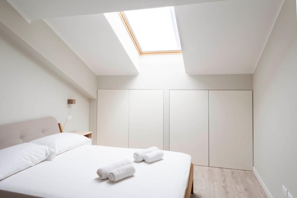 Bed, Photo of the whole room, towels, wardrobe