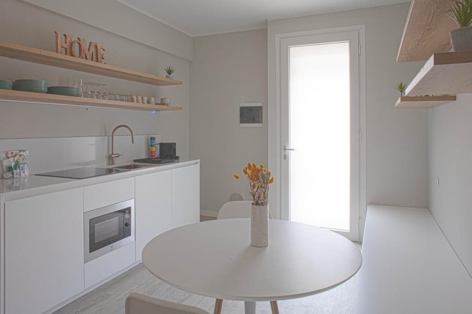 Kitchen or kitchenette, Dining area, stove
