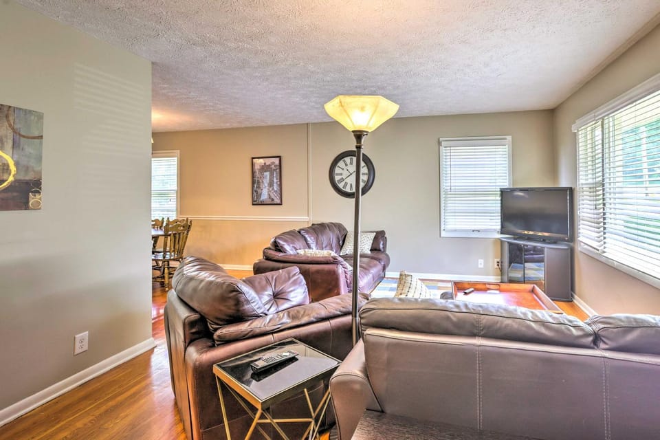 6 Mi to Old Market: Home w/ BBQ-Ready Patio! House in Omaha