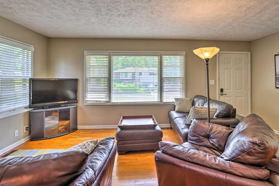 6 Mi to Old Market: Home w/ BBQ-Ready Patio! House in Omaha