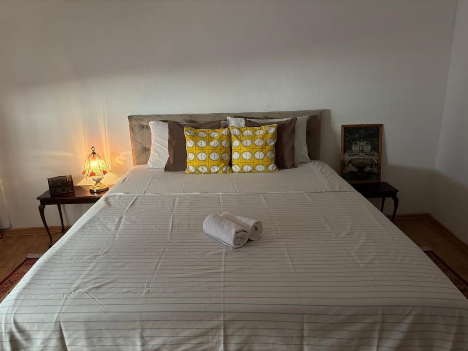 Bed, Photo of the whole room, Bedroom, towels