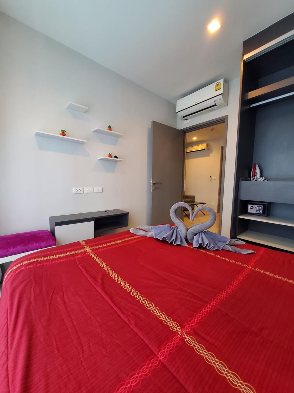 Bed, Photo of the whole room, Bedroom, air conditioner