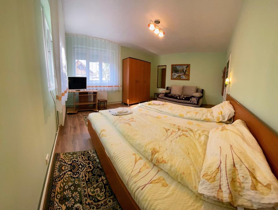 Bed, TV and multimedia, Bedroom