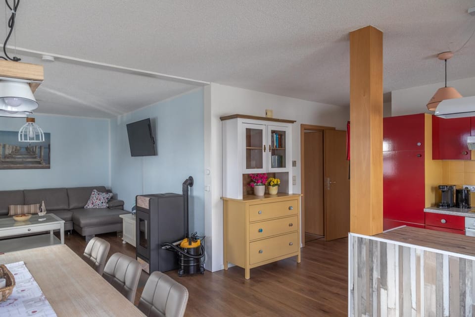 TV and multimedia, Living room, Seating area, Dining area, kitchen