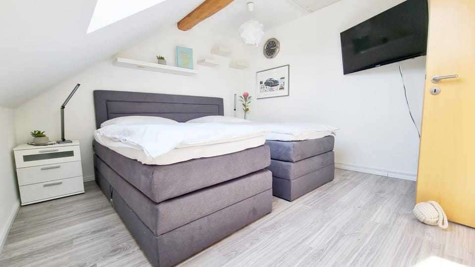 Bed, TV and multimedia, Photo of the whole room, Bedroom
