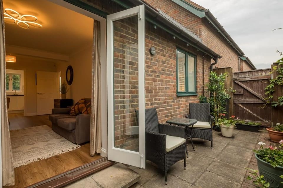 Lovely 1 Bed Apartment With FREE PARKING & Garden House in Cambridge