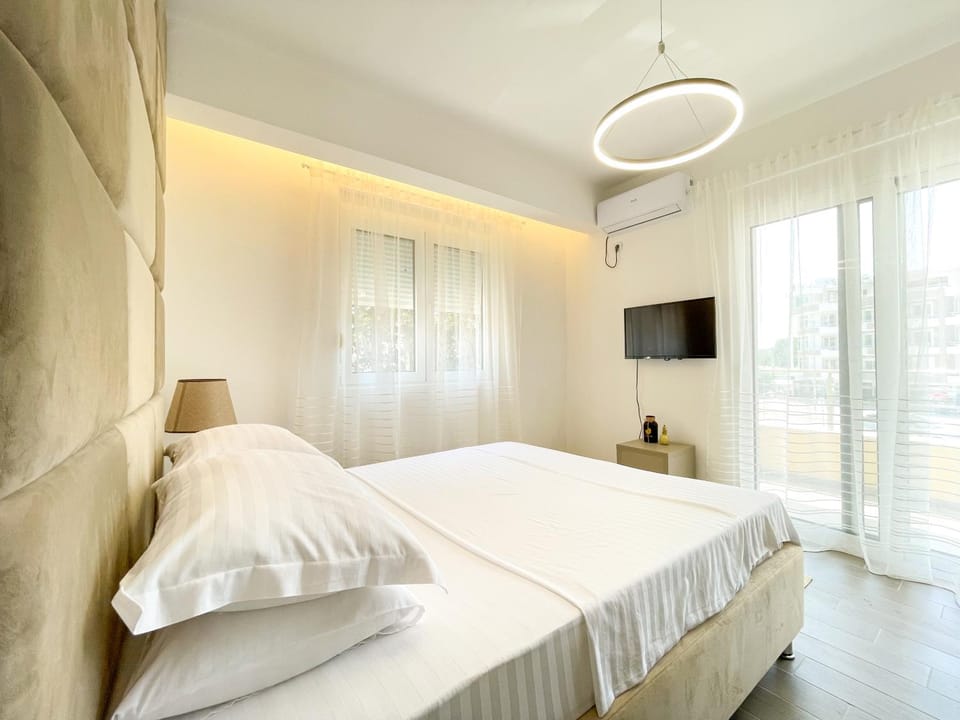 Bed, TV and multimedia, Photo of the whole room, Bedroom