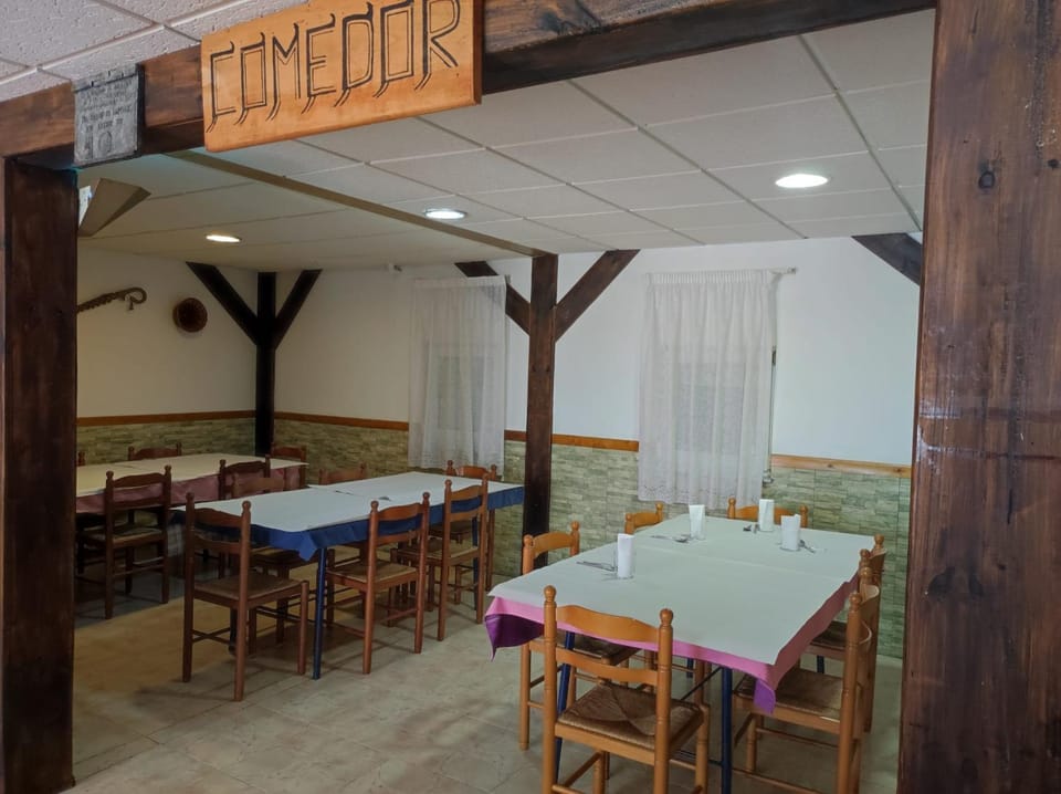 Restaurant/places to eat, Lounge or bar