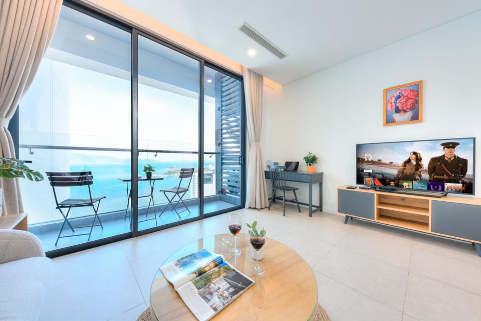 Communal lounge/ TV room, Natural landscape, TV and multimedia, Living room, Seating area, Dining area, Evening entertainment, Sea view