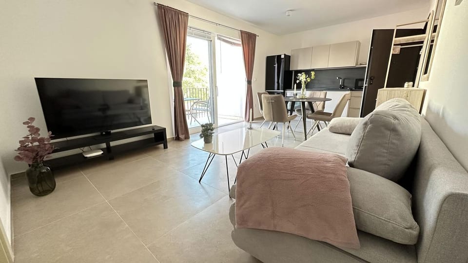 TV and multimedia, Kitchen or kitchenette, Living room, Photo of the whole room, Seating area, Dining area, Evening entertainment