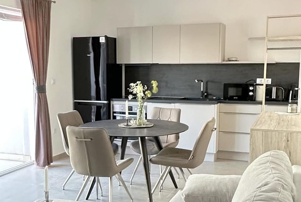 Coffee/tea facilities, Kitchen or kitchenette, Living room, Seating area, Dining area, minibar, pet friendly, stove, toaster