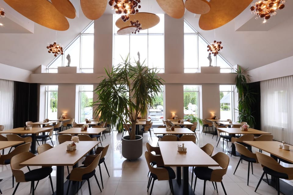 Restaurant/places to eat, Living room, Food and drinks, Banquet/Function facilities, Seating area, Food