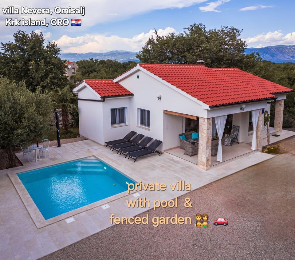 Property building, Patio, Day, Natural landscape, Mountain view, Pool view, Swimming pool, sunbed