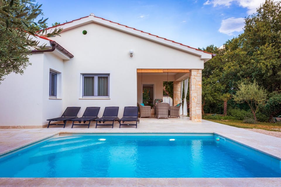 Property building, Patio, Day, Pool view, Swimming pool, sunbed