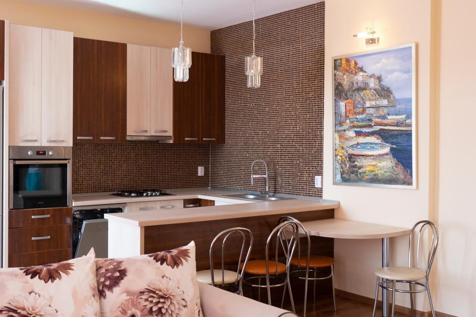 Kitchen or kitchenette, Dining area