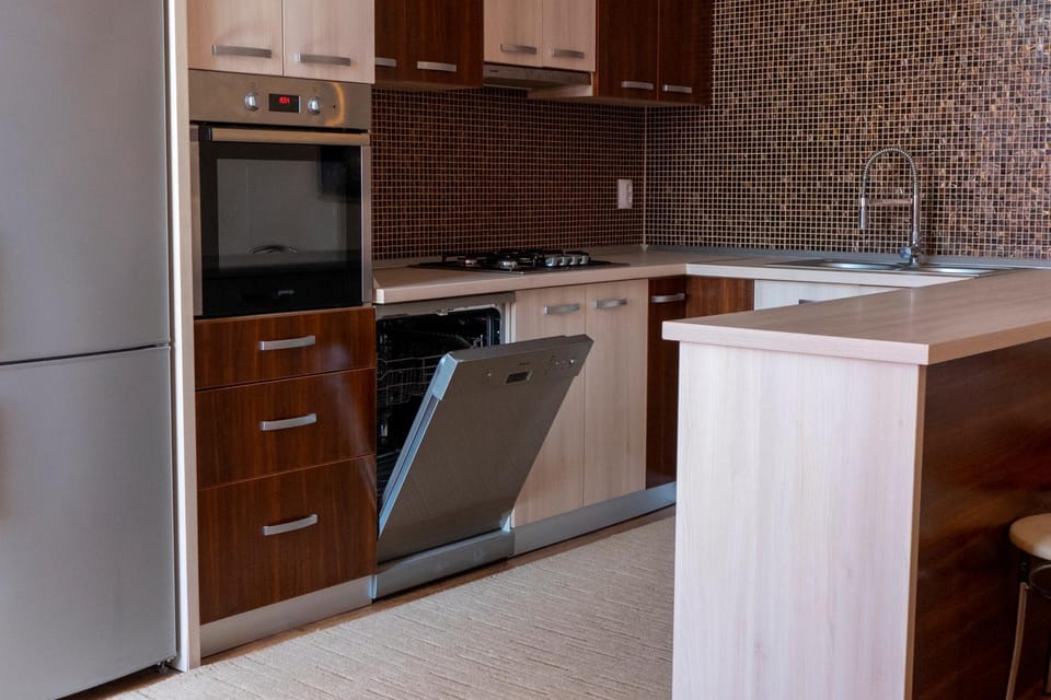Kitchen or kitchenette, dishwasher