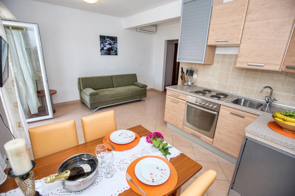 Kitchen or kitchenette, Living room, Seating area, dishwasher, stove