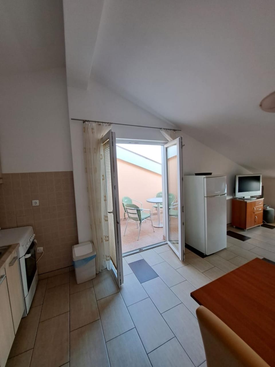 TV and multimedia, Kitchen or kitchenette, Living room, Seating area, Dining area