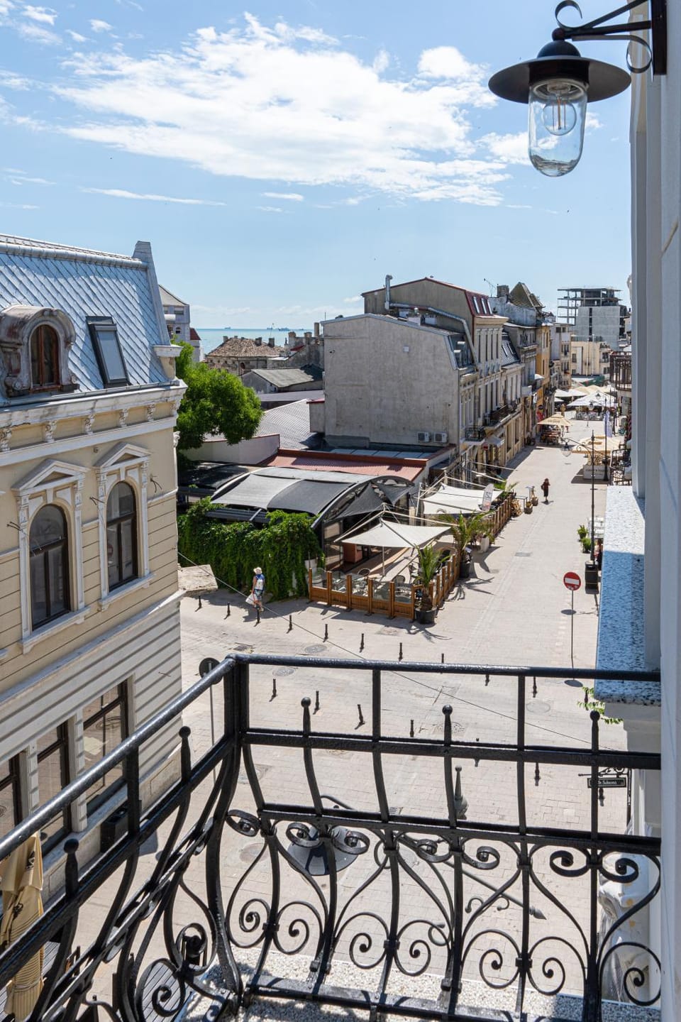 Property building, Neighbourhood, Balcony/Terrace, City view, Street view
