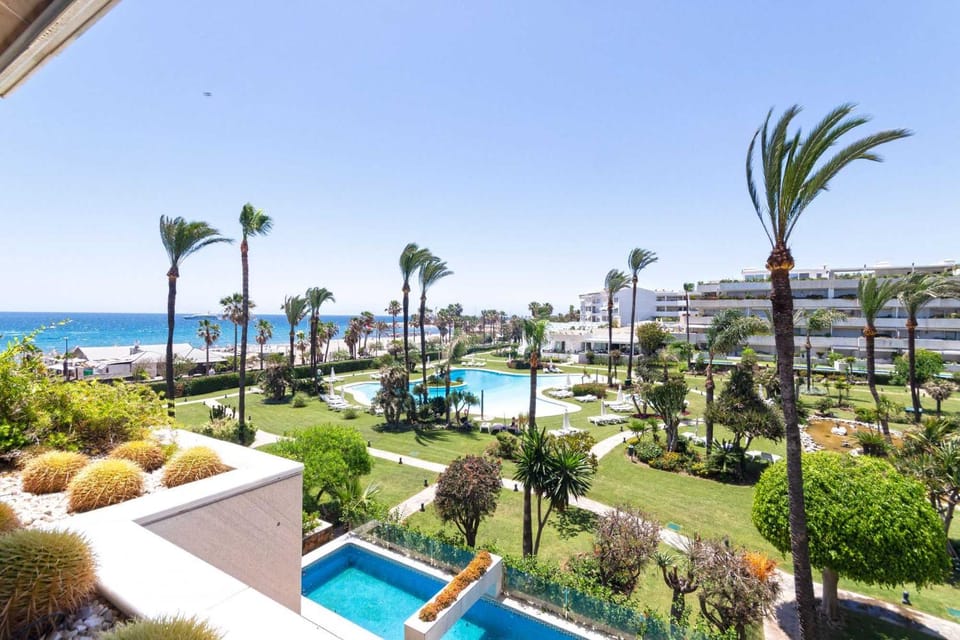 Pool view, Sea view