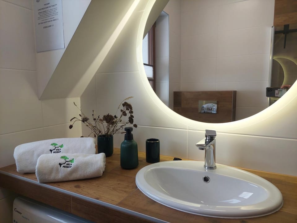 Bathroom, towels
