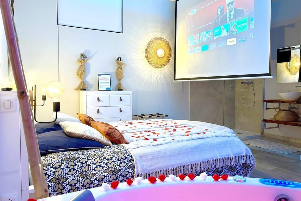 Bed, Hot Tub, TV and multimedia, Bedroom