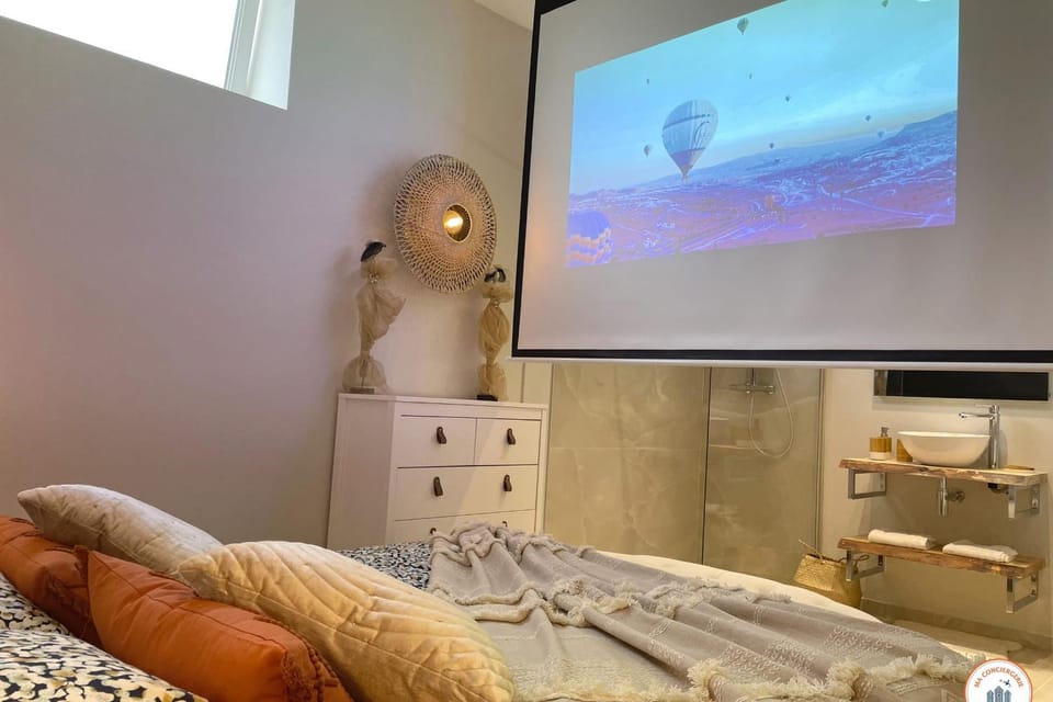 Bed, Bathroom, TV and multimedia, Photo of the whole room, Bedroom