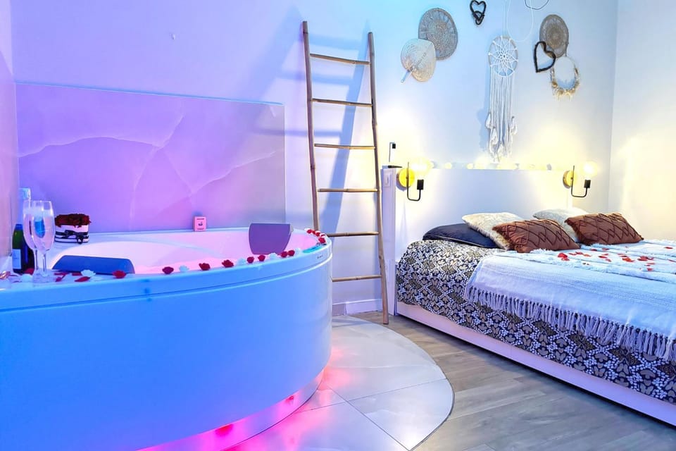 Bed, Hot Tub, Bedroom