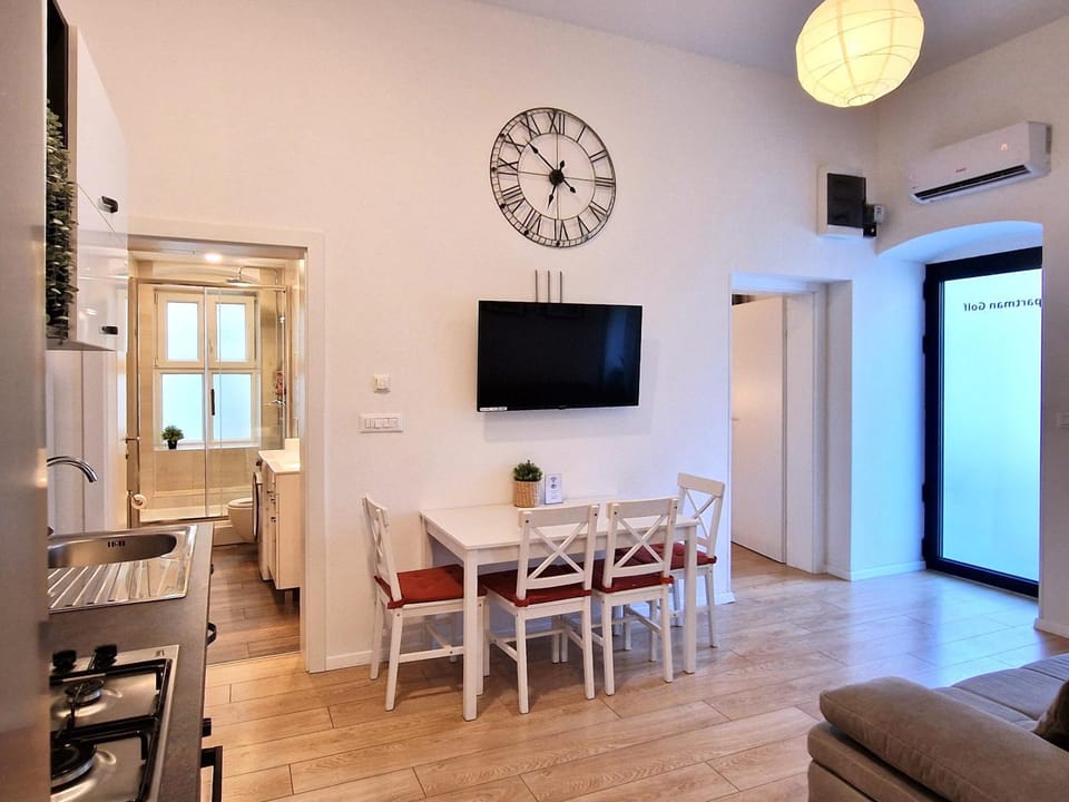 TV and multimedia, Kitchen or kitchenette, Living room, Dining area, air conditioner