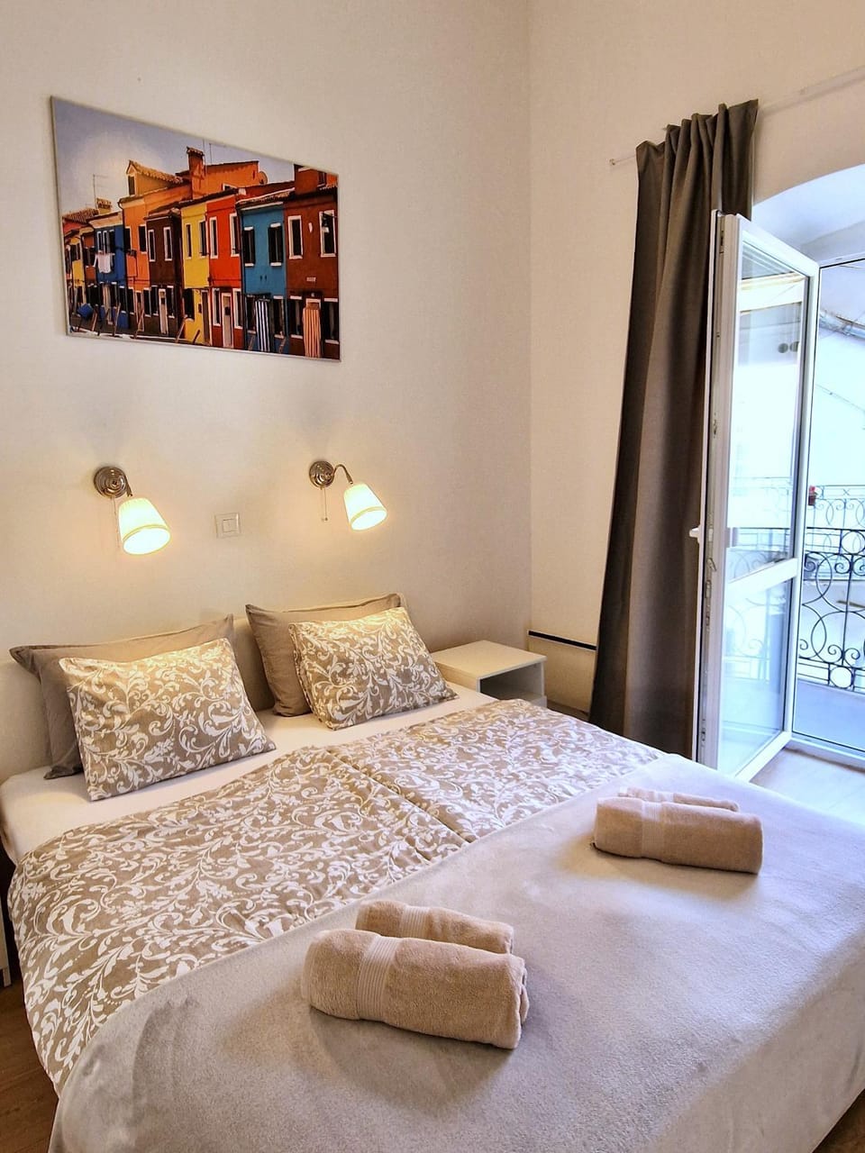 Bed, Photo of the whole room, Bedroom, towels