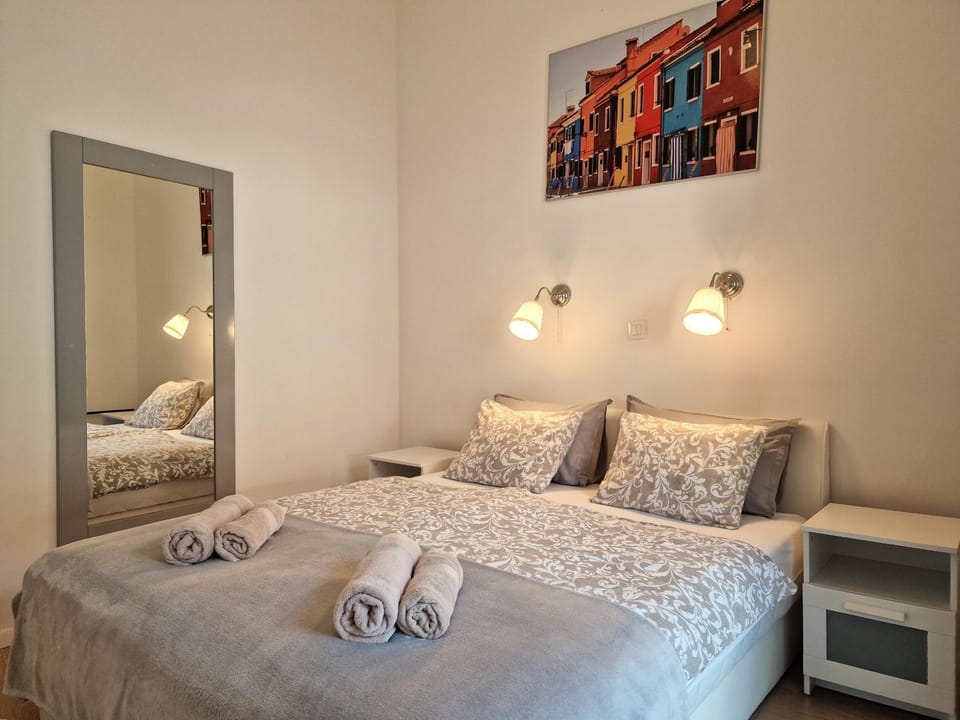 Bed, Bedroom, towels