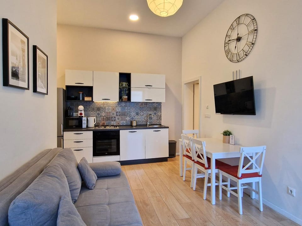 TV and multimedia, Kitchen or kitchenette, Living room, Seating area, Dining area, oven, pet friendly, stove