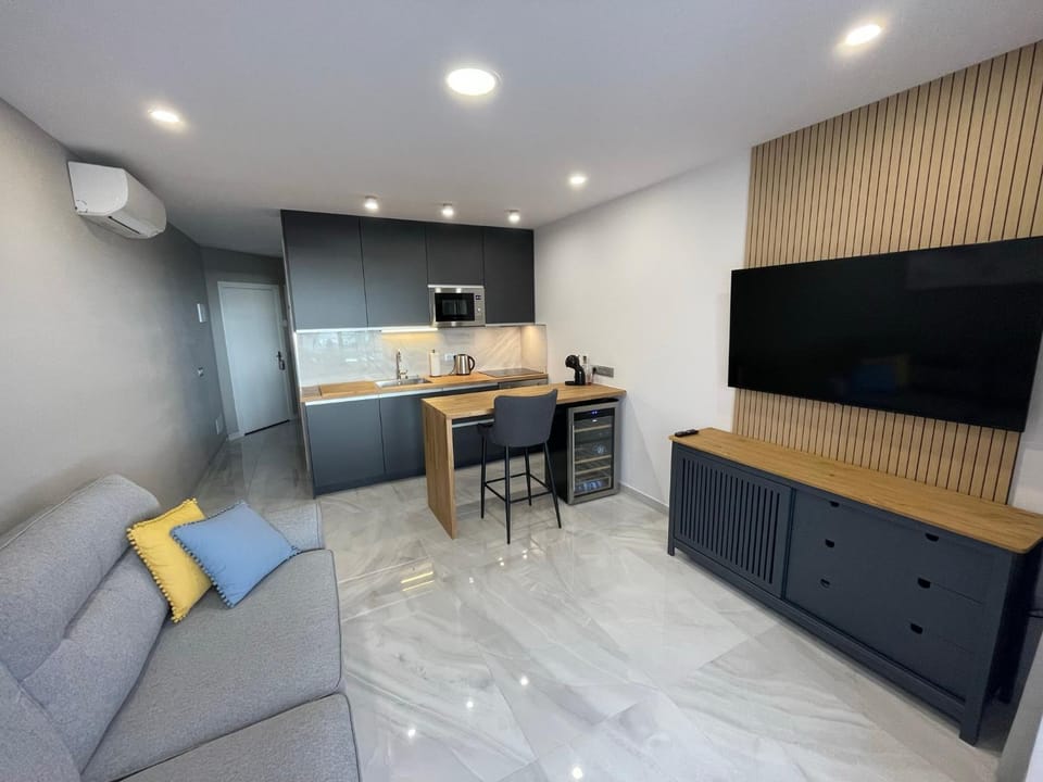 Kitchen or kitchenette, Living room, Dining area, oven