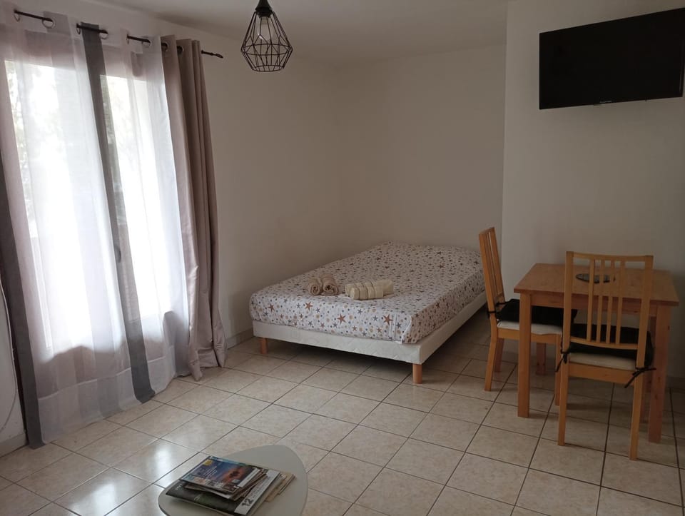 Bed, TV and multimedia, Dining area